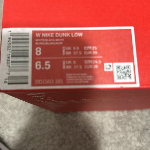 White and black Nike dunks - Picture 2 of 3